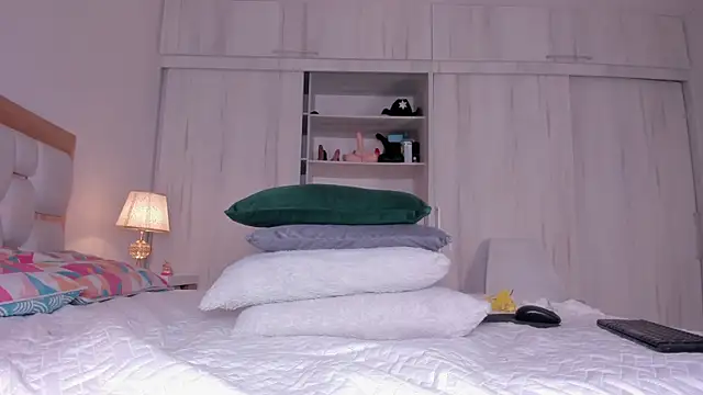 Snapshot of mia_hank chatting on January 24, 2025, 5:42 pm mia hank online show from January 24, 2025, 5:42 pm