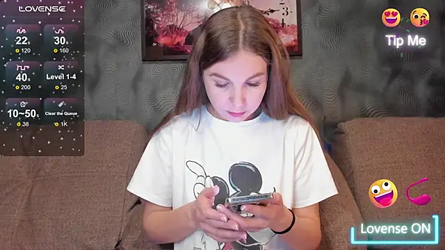 Snapshot of CassieMils chatting on November 26, 2025, 3:29 am CassieMils online show from November 26, 2025, 3:29 am