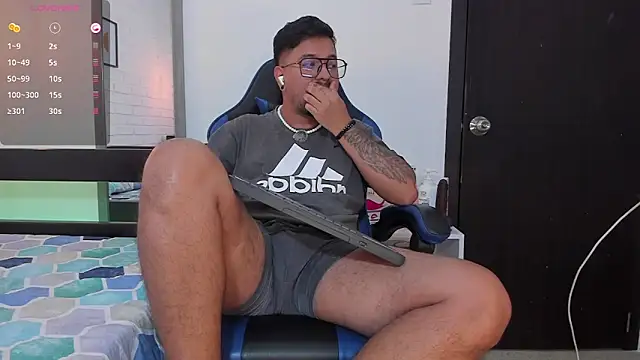 Snapshot of DaviidEvans_ chatting on October 13, 2025, 10:04 am DaviidEvans online show from October 13, 2025, 10:04 am