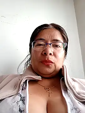   valentina18 online show from December 15, 2024, 1:43 pm