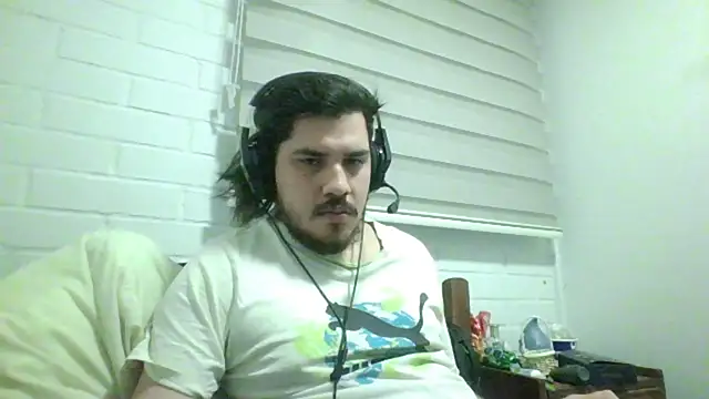 Snapshot of hung_weeb chatting on April 6, 2026, 3:37 am hung weeb online show from April 6, 2026, 3:37 am