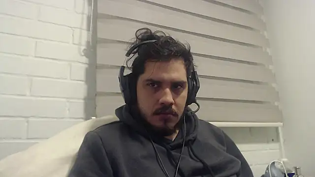 Snapshot of hung_weeb chatting on April 10, 2026, 2:39 am hung weeb online show from April 10, 2026, 2:39 am