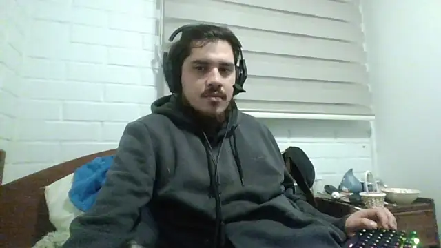 Snapshot of hung_weeb chatting on April 24, 2026, 1:19 am hung weeb online show from April 24, 2026, 1:19 am