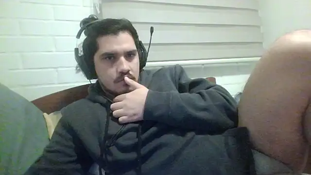 Snapshot of hung_weeb chatting on May 6, 2026, 5:35 am hung weeb online show from May 6, 2026, 5:35 am