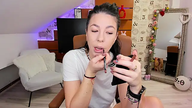 EmillyTaylor online show from November 14, 2025, 4:44 am