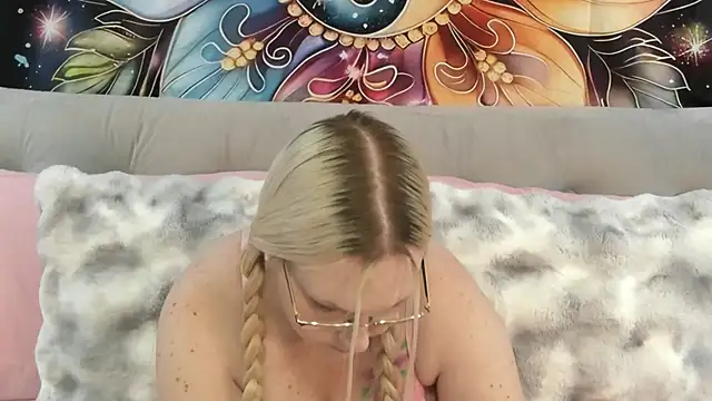 SaraBearXo online show from November 18, 2025, 12:42 pm