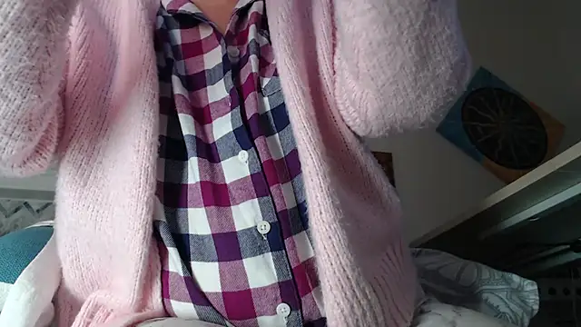 AuroraWillows online show from February 9, 2026, 4:49 am