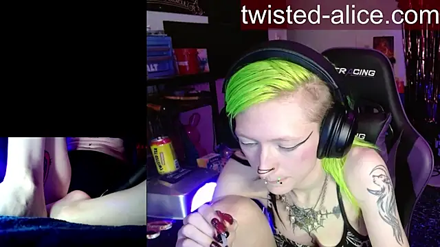 alicewonder09 online show from May 11, 2026, 4:07 am