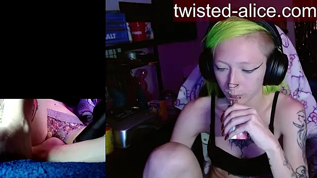 alicewonder09 online show from May 18, 2026, 3:24 am