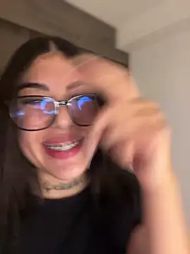 Snapshot of Sarasanders_4 chatting on March 21, 2025, 2:28 am Sarasanders 4 online show from March 21, 2025, 2:28 am