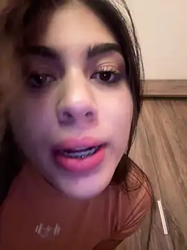 Snapshot of Sarasanders_4 chatting on September 10, 2025, 2:33 am Sarasanders 4 online show from September 10, 2025, 2:33 am