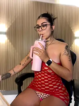 Snapshot of Sarasanders_4 chatting on October 4, 2025, 3:59 am Sarasanders 4 online show from October 4, 2025, 3:59 am