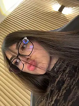 Snapshot of Sarasanders_4 chatting on October 20, 2025, 12:44 am Sarasanders 4 online show from October 20, 2025, 12:44 am