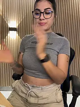 Snapshot of Sarasanders_4 chatting on November 28, 2025, 4:37 am Sarasanders 4 online show from November 28, 2025, 4:37 am