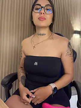 Sarasanders 4 online show from April 16, 2026, 2:12 am