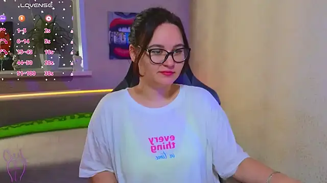 EsterLogan online show from September 13, 2025, 1:11 pm