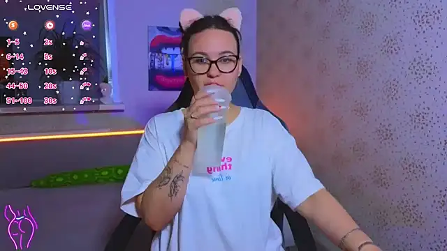 EsterLogan online show from September 28, 2025, 11:48 am