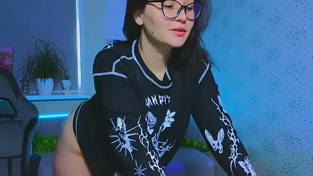 EsterLogan online show from November 9, 2025, 10:13 am