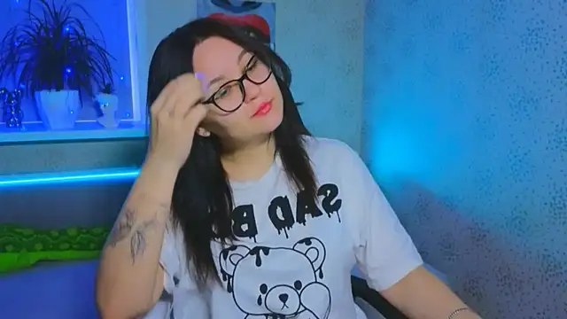 EsterLogan online show from November 18, 2025, 9:14 am