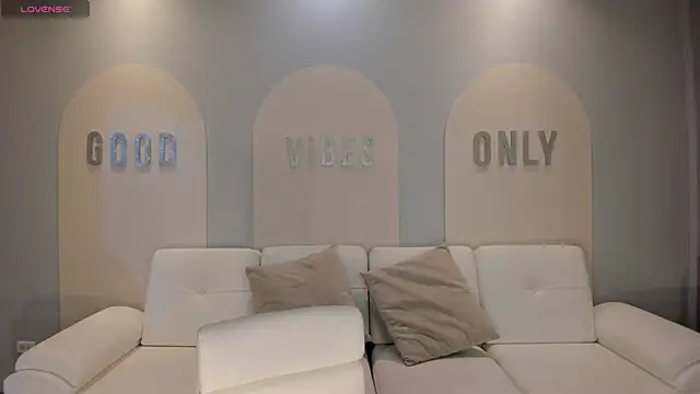 NiaHolland online show from October 12, 2025, 6:07 pm