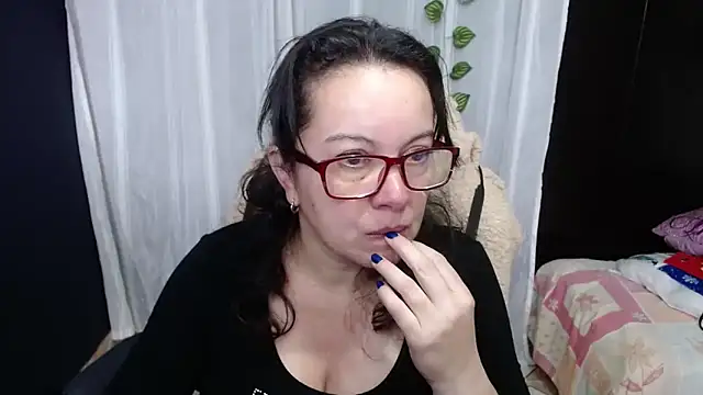 Sonialorens  online show from December 30, 2024, 1:25 pm