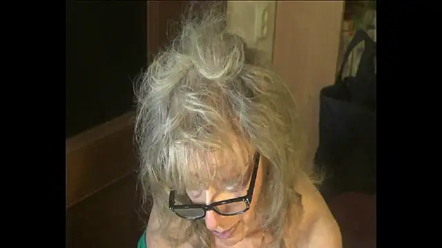 Snapshot of RoyalTits chatting on July 6, 2026, 11:40 am RoyalTits online show from July 6, 2026, 11:40 am