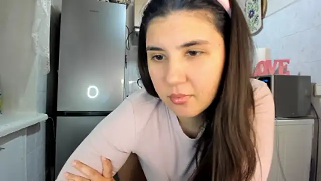 Snapshot of MiaMarrone chatting on December 19, 2025, 7:54 pm MiaMarrone online show from December 19, 2025, 7:54 pm