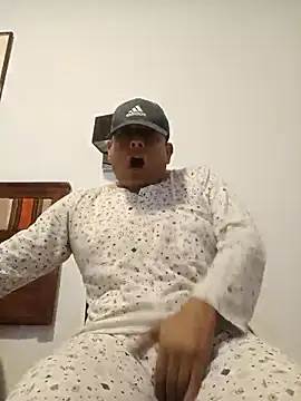 chicoguapo8 online show from October 10, 2025, 11:48 pm