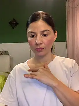 Estefani 32 online show from February 13, 2026, 8:49 pm