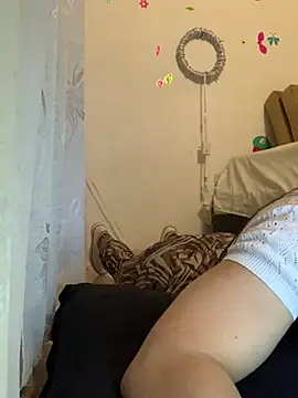 Estefani 32 online show from April 9, 2026, 2:44 pm