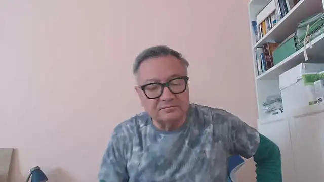 Snapshot of YOU6me chatting on May 18, 2026, 7:47 am YOU6me online show from May 18, 2026, 7:47 am