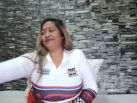 Snapshot of Mammabear_4u chatting on June 14, 2026, 5:37 pm Mammabear 4u online show from June 14, 2026, 5:37 pm