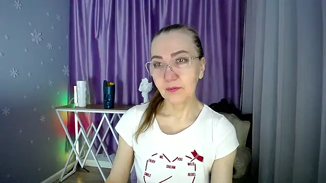 queen a n i online show from February 11, 2025, 8:05 am