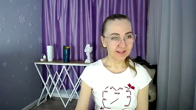 queen a n i online show from March 14, 2025, 6:42 am