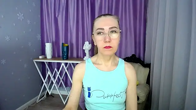 queen a n i online show from March 18, 2025, 12:25 pm