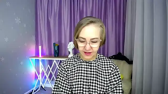 queen a n i online show from October 7, 2025, 10:45 am