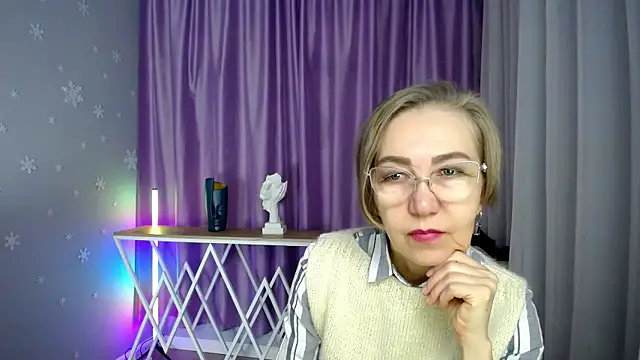 queen a n i online show from October 10, 2025, 6:45 am