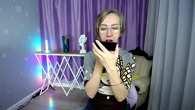 queen a n i online show from October 30, 2025, 9:44 am