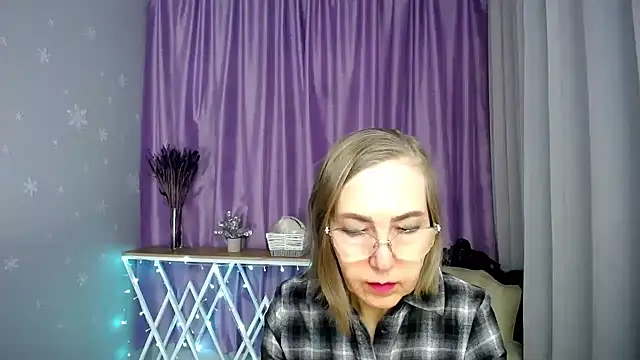 Snapshot of queen_a_n_i chatting on April 21, 2026, 10:43 am queen a n i online show from April 21, 2026, 10:43 am