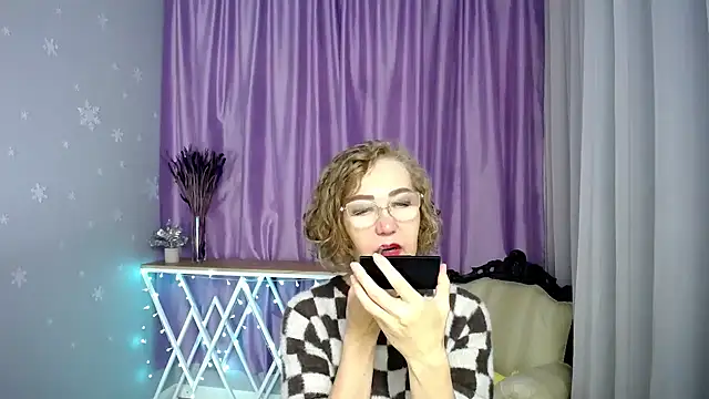Snapshot of queen_a_n_i chatting on June 1, 2026, 8:27 am queen a n i online show from June 1, 2026, 8:27 am