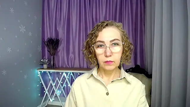 Snapshot of queen_a_n_i chatting on June 4, 2026, 10:21 am queen a n i online show from June 4, 2026, 10:21 am