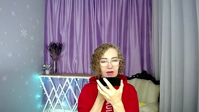 Snapshot of queen_a_n_i chatting on June 6, 2026, 12:10 pm queen a n i online show from June 6, 2026, 12:10 pm
