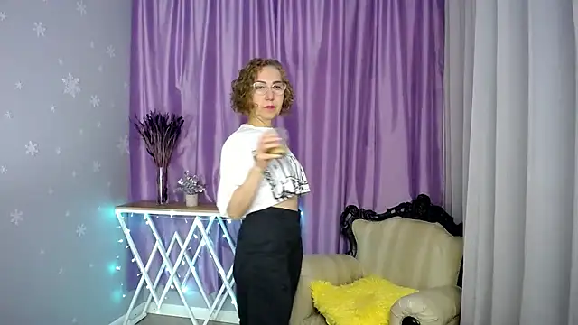 Snapshot of queen_a_n_i chatting on June 28, 2026, 8:20 am queen a n i online show from June 28, 2026, 8:20 am
