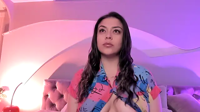 Nicolle W online show from January 28, 2025, 11:49 am