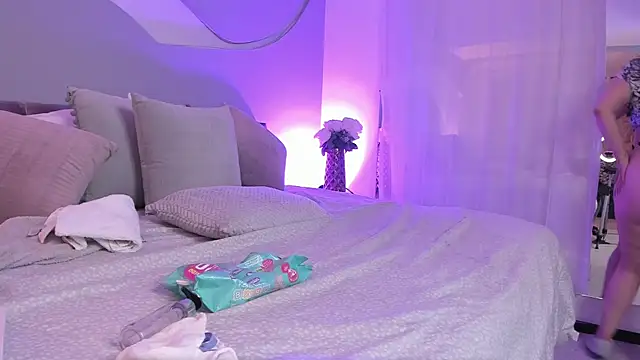 Nicolle W online show from February 8, 2025, 3:31 pm