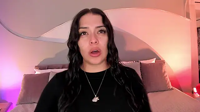 Nicolle W online show from November 7, 2025, 11:43 am