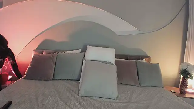 Nicolle W online show from November 27, 2025, 11:34 am