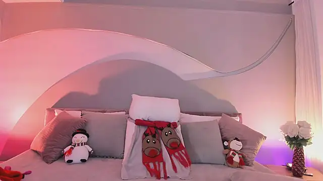 Nicolle W online show from December 19, 2025, 12:01 pm