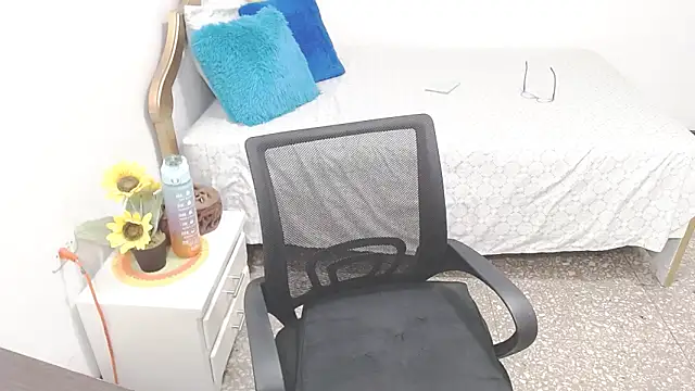 Snapshot of emiliaa_hot chatting on December 8, 2024, 12:18 am emiliaa hot online show from December 8, 2024, 12:18 am