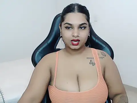 Snapshot of layla_amin chatting on December 2, 2024, 3:36 pm layla amin online show from December 2, 2024, 3:36 pm